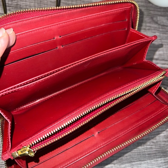Louis Vuttion Vernis Wallet - Picture 13 of 17